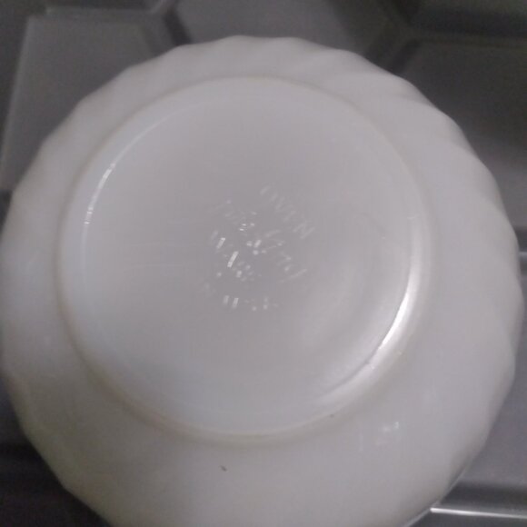 Vintage Fire King White Swirl 4-pc. Mixing Bowl Set 6",7",8",9" Cream & White - Picture 7 of 7